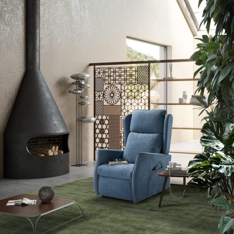 Poltrona reclinabile blu in un soggiorno moderno con camino e verde.