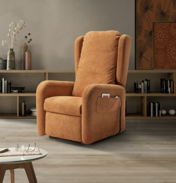 Poltrona reclinabile arancione con tasca laterale in un ambiente soggiorno.