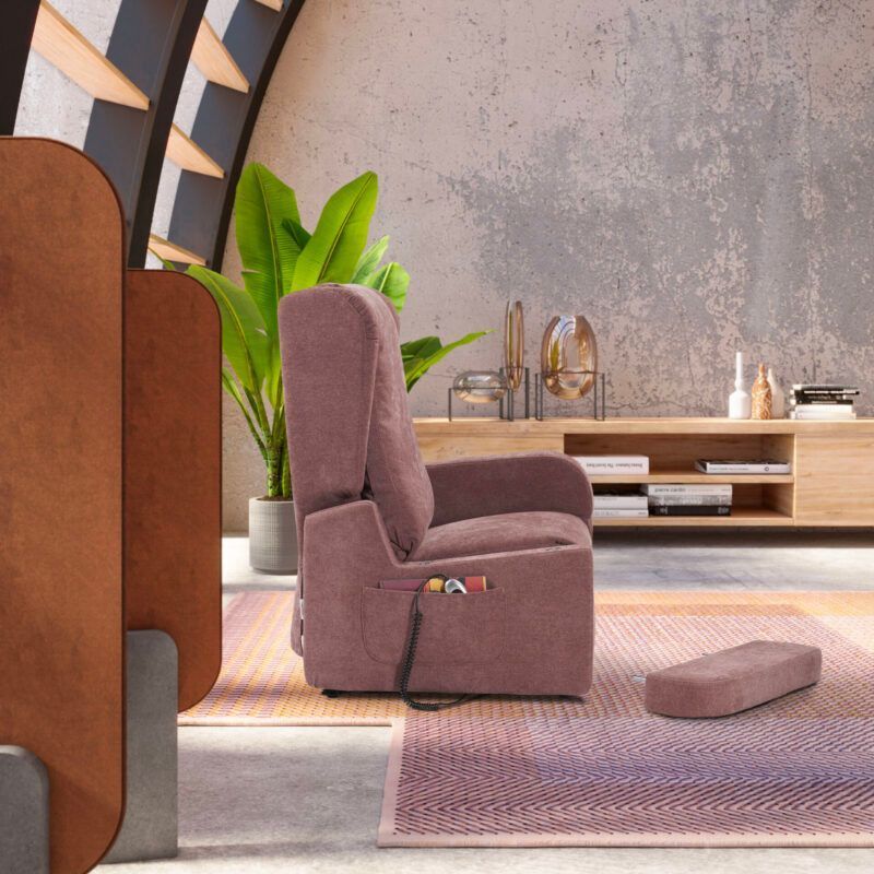 Poltrona reclinabile color malva con poggiapiedi, accanto a una pianta da appartamento e a un mobile porta TV
