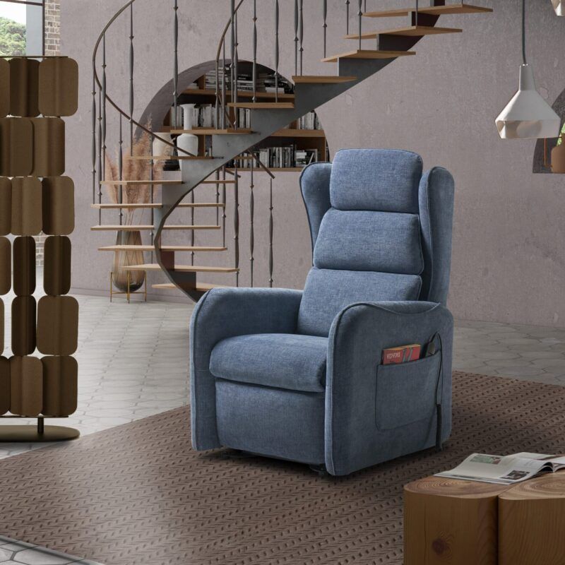 Poltrona reclinabile blu in un soggiorno con una scala a chiocciola sullo sfondo.