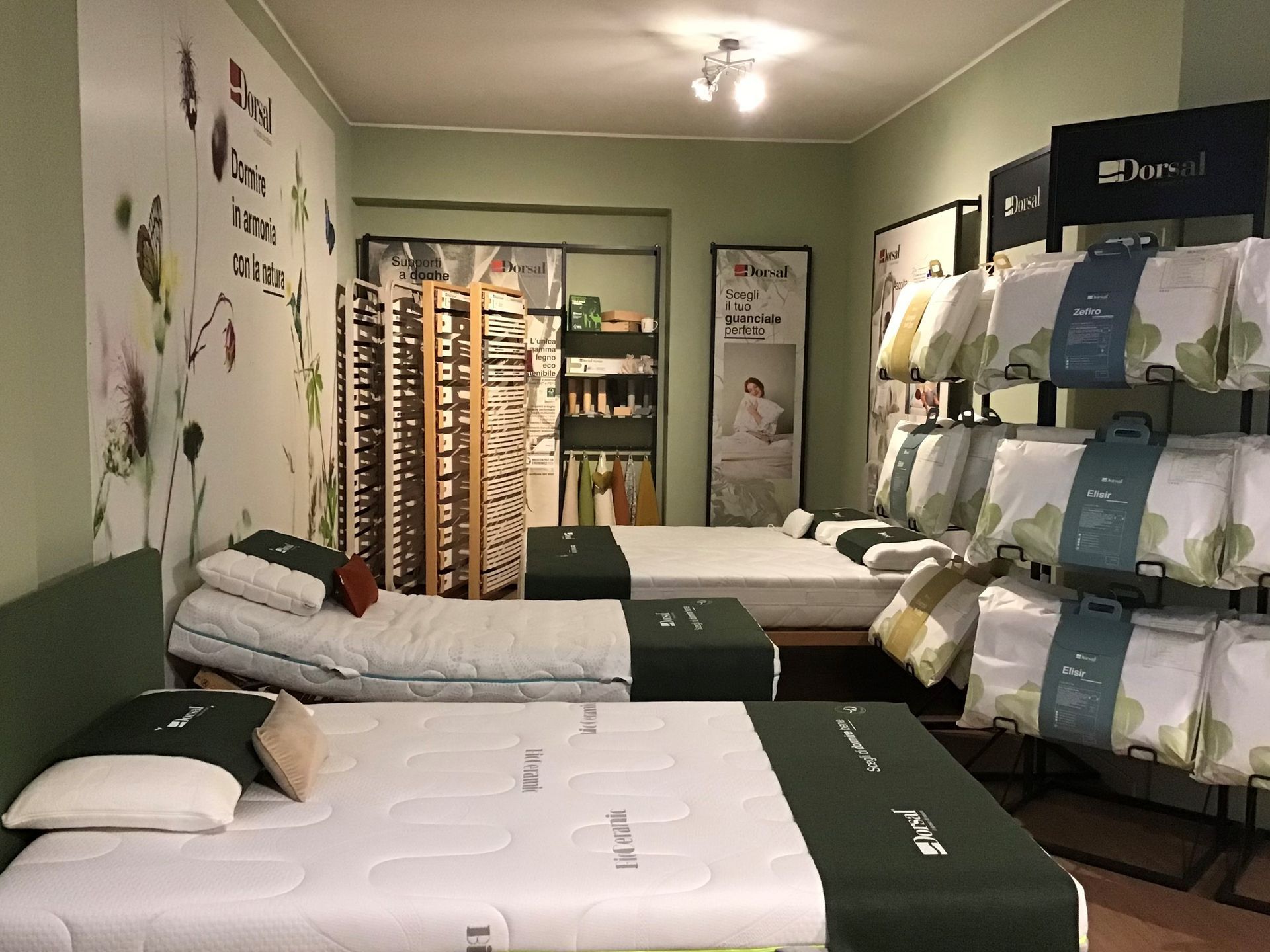 Uno showroom con tre materassi e biancheria da letto. 