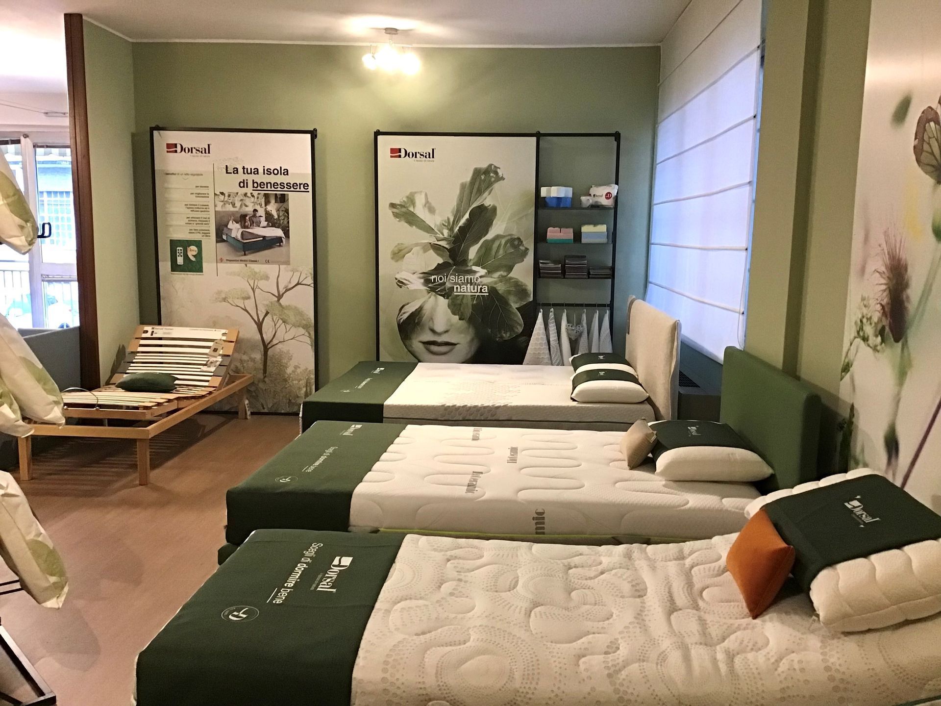 Esposizione di mobili per la camera da letto con letti, materassi