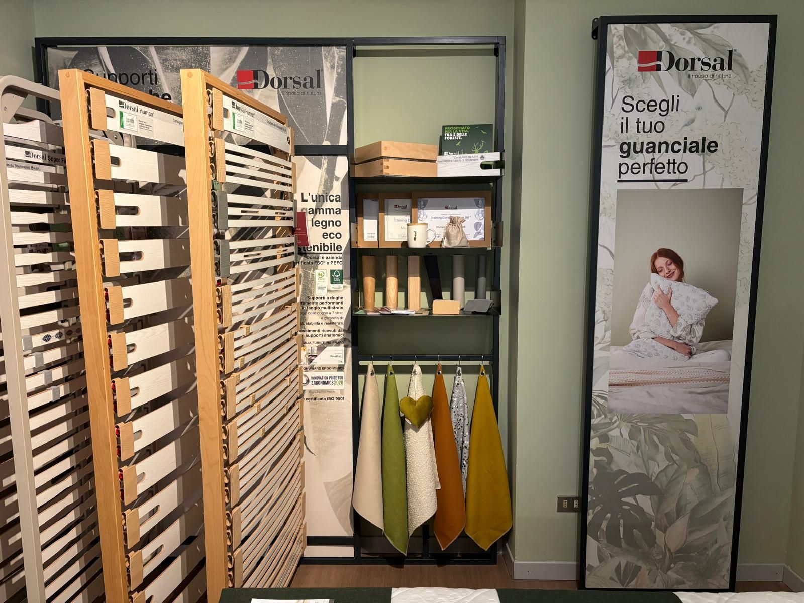 Esposizione di prodotti per la biancheria da letto Dorsal, tra cui telai per materassi