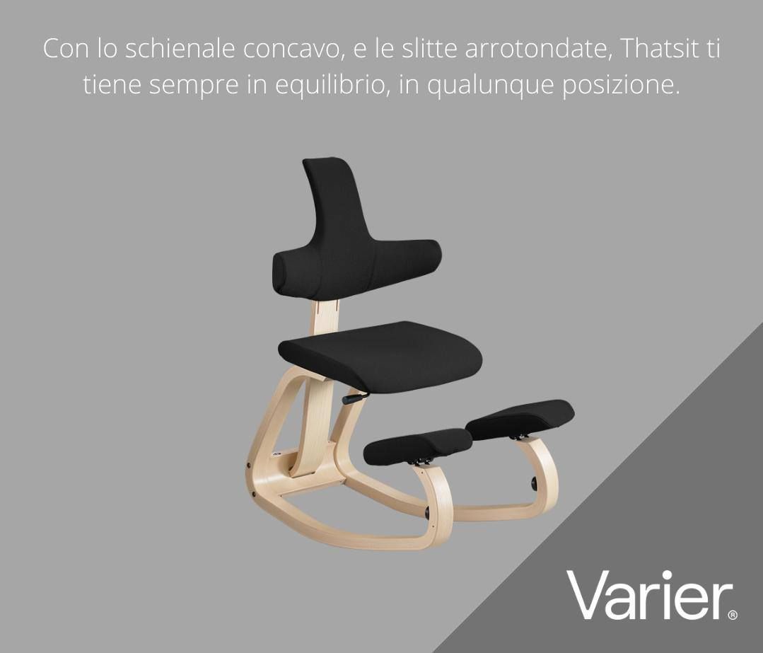 Sedia ergonomica con poggiapiedi, struttura in legno curvato, seduta e schienale neri, su sfondo grigio.