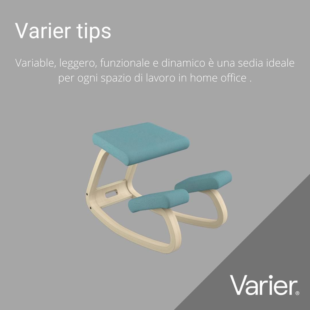 Una sedia inginocchiatoio Varier color verde acqua e legno su sfondo grigio. Testo: Consigli Varier.