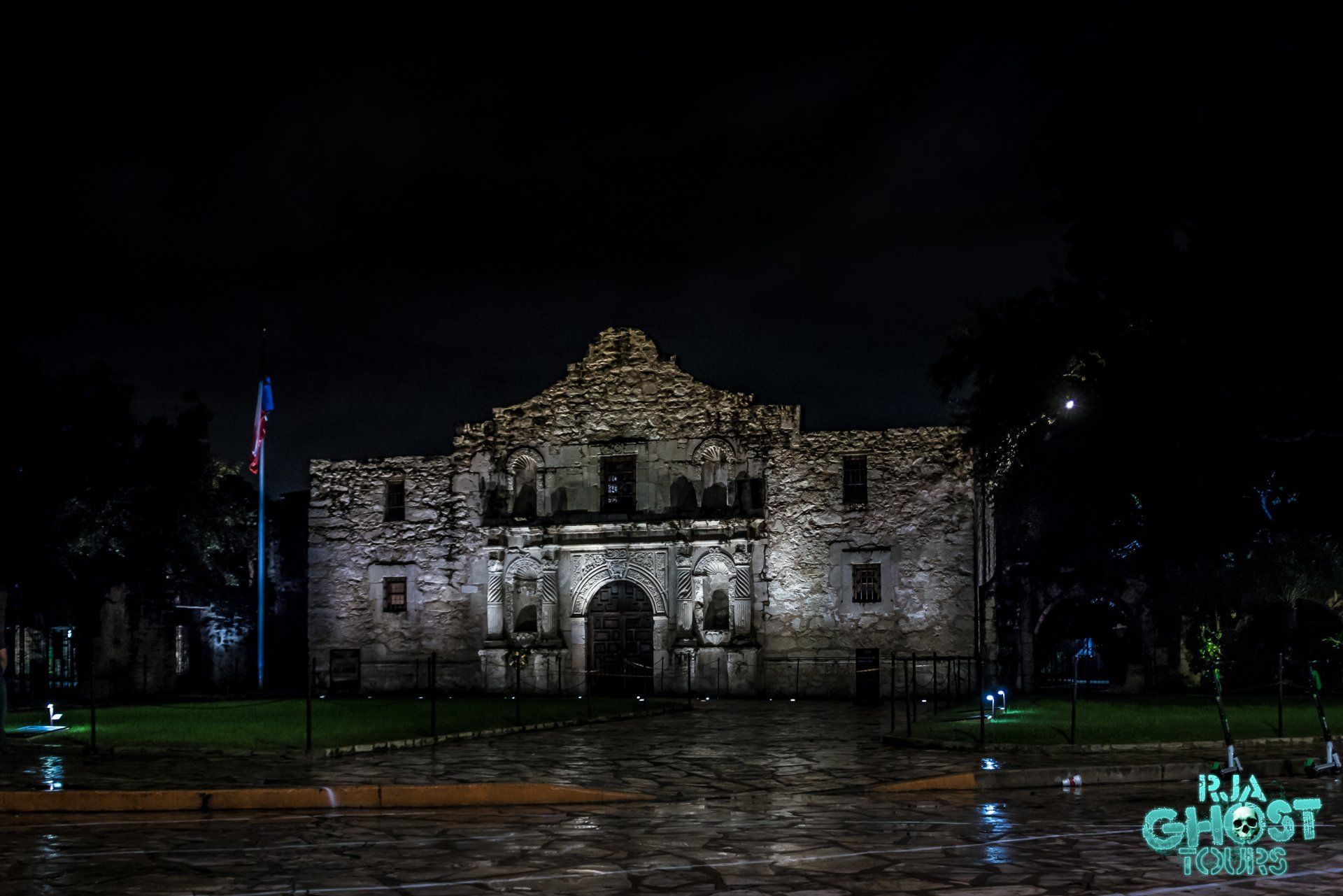 An image of the Alamo in San Antonio, taken on an RJA Ghost Tours tour.