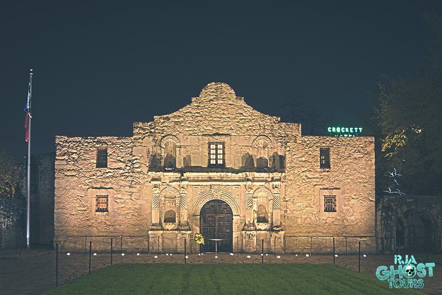 Image of The Alamo in San Antonio, illuminated at night.