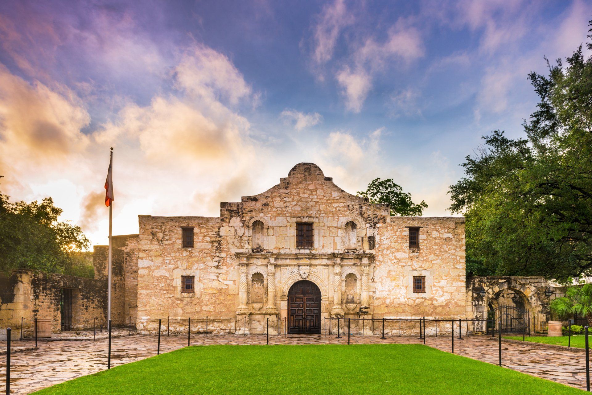 An image of the Alamo in San Antonio, Texas during the day.
