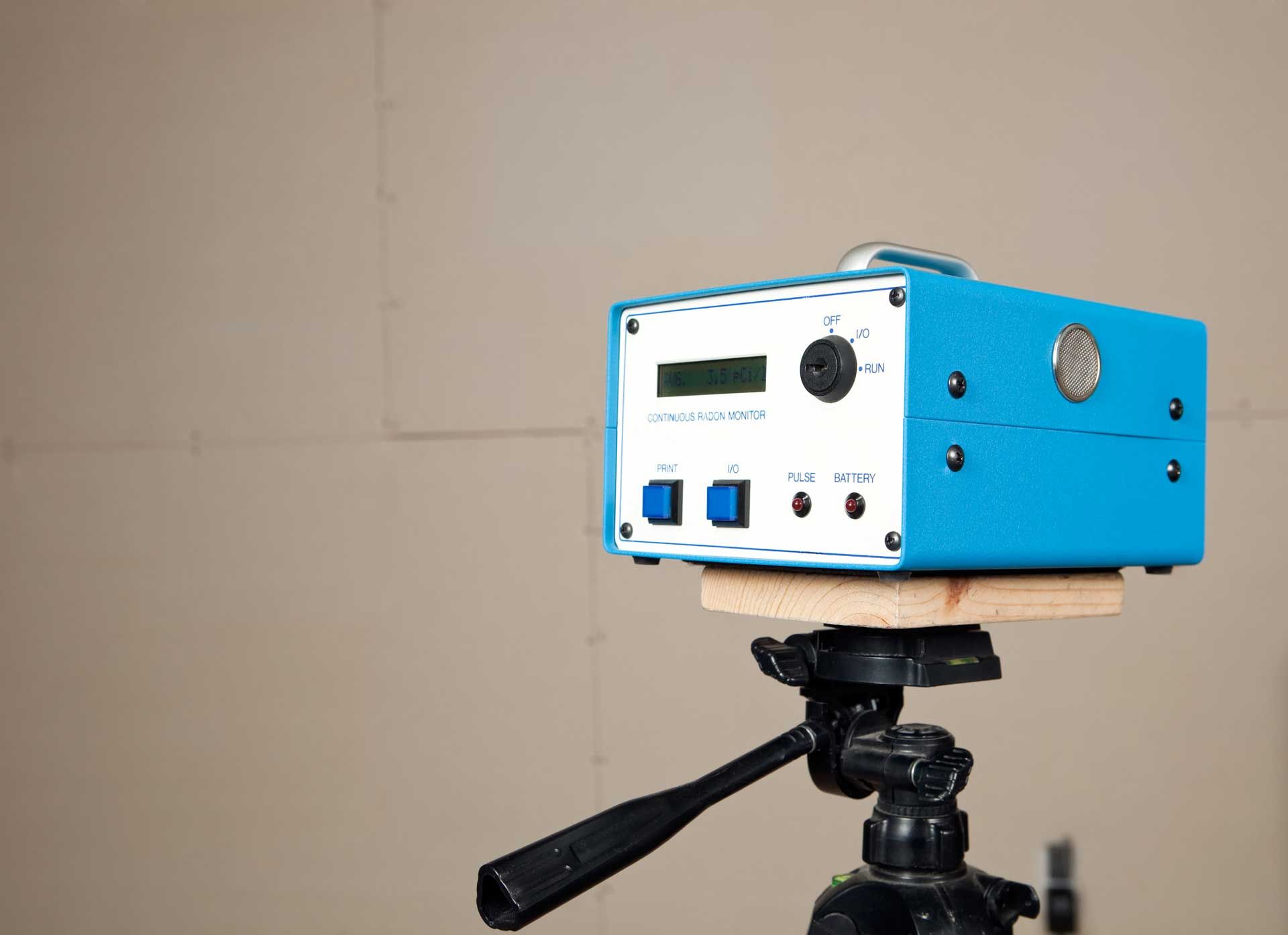 A blue box is sitting on top of a tripod.