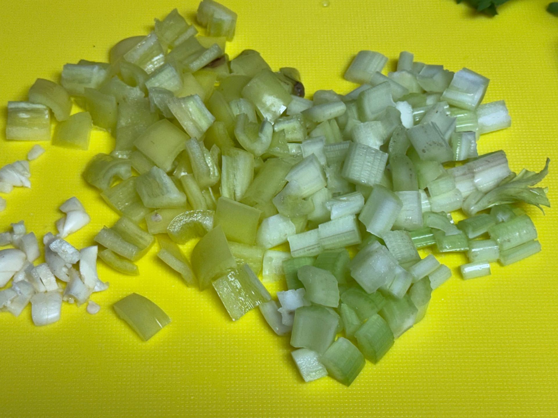 A white plate topped with clams in a sauce