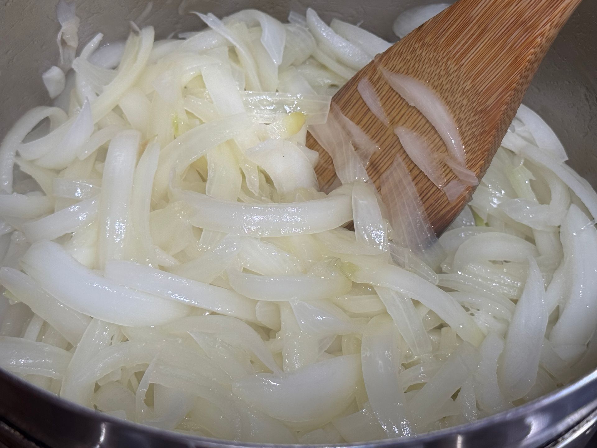 A white plate topped with clams in a sauce