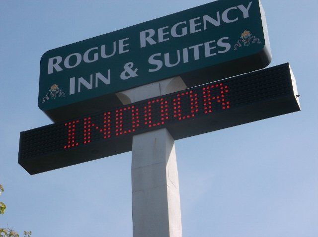 Inn & Suites Signage — Grants Pass, OR — Western Sign Systems