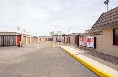 A parking lot with a sign that says stormor on it.