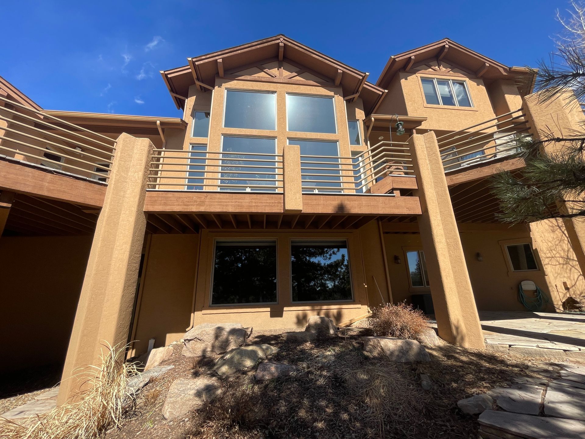A large house with a lot of windows and a balcony.