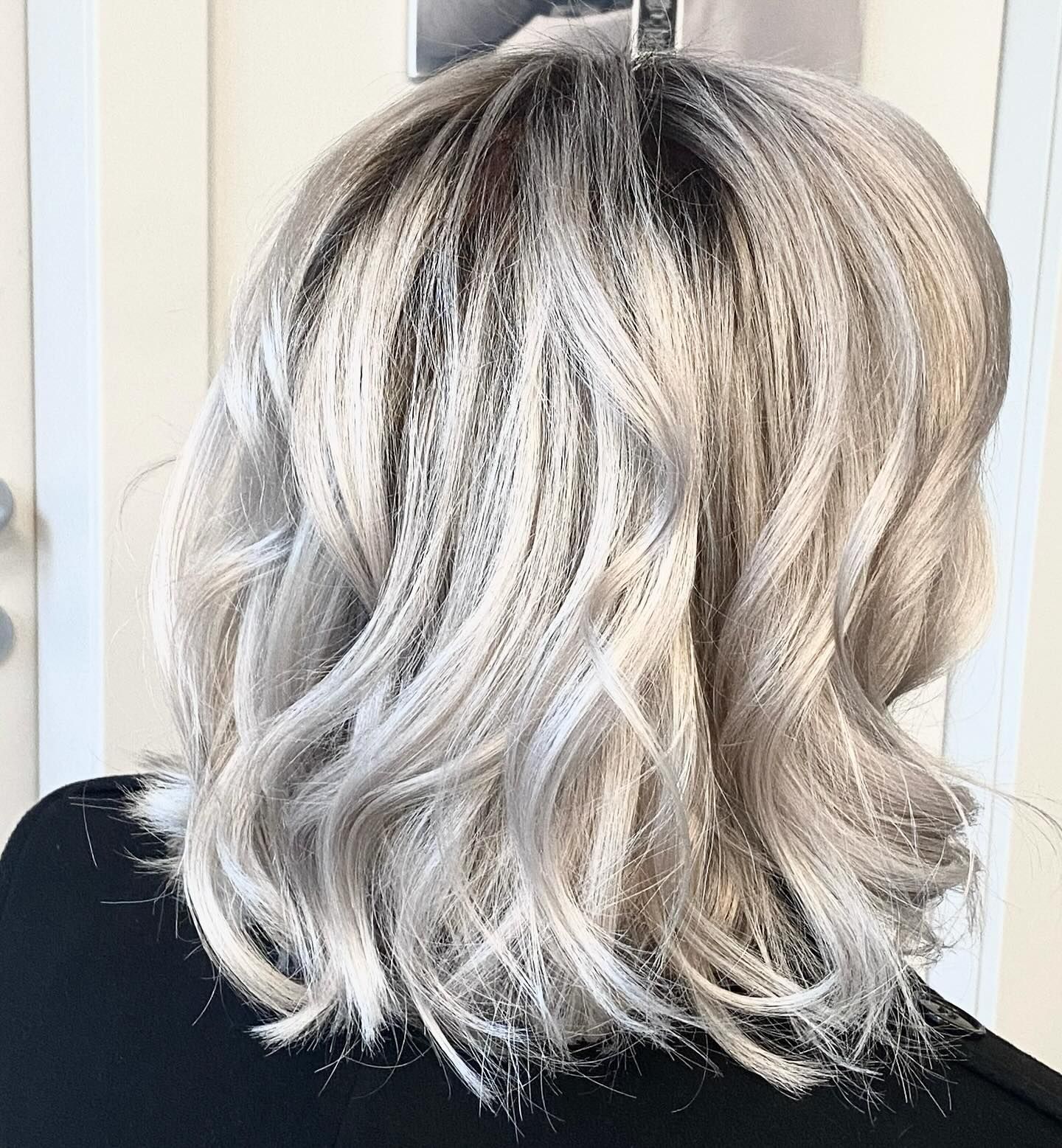 La parte posteriore della testa di una donna con i capelli grigi corti