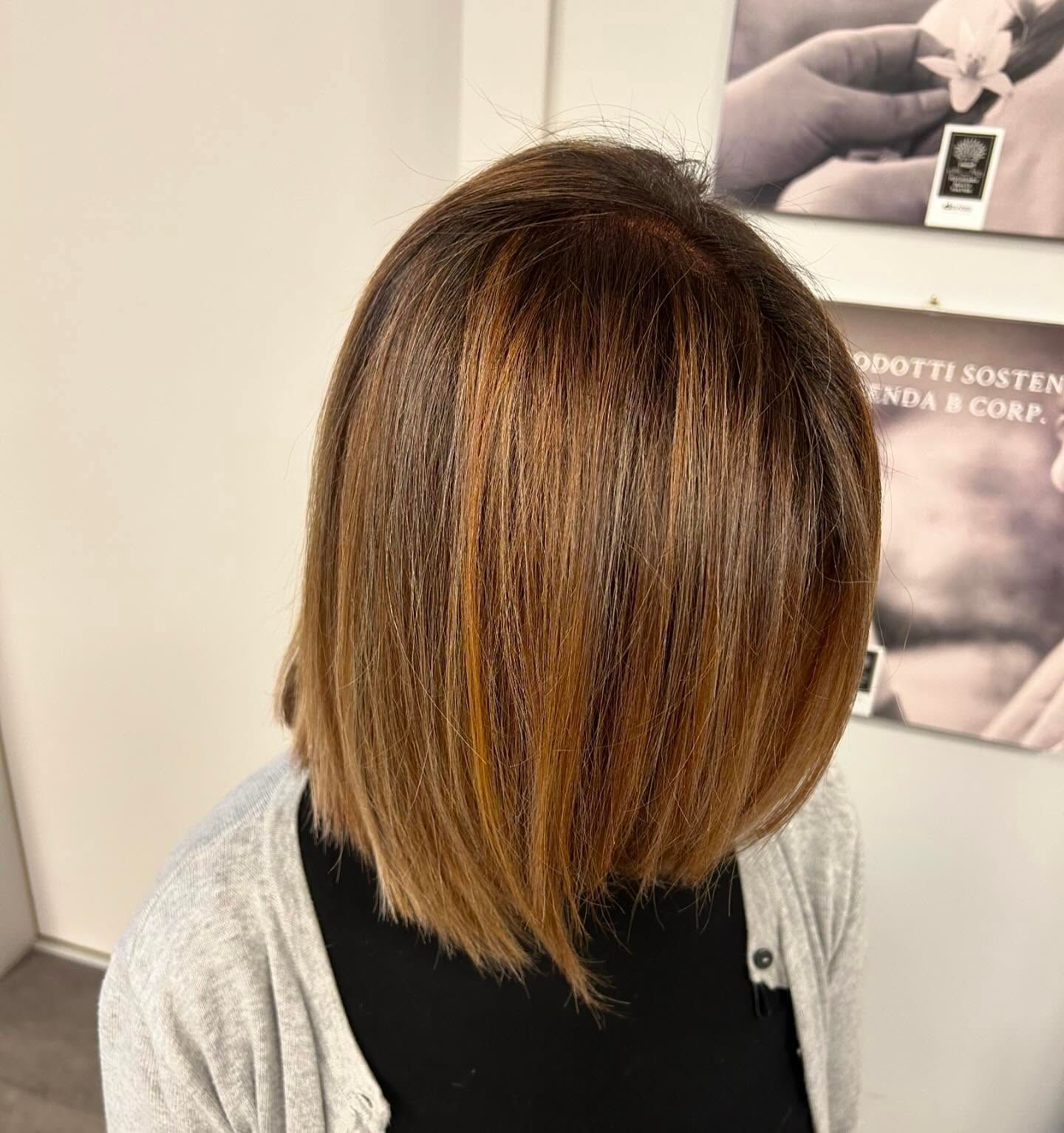 Una donna con i capelli castani