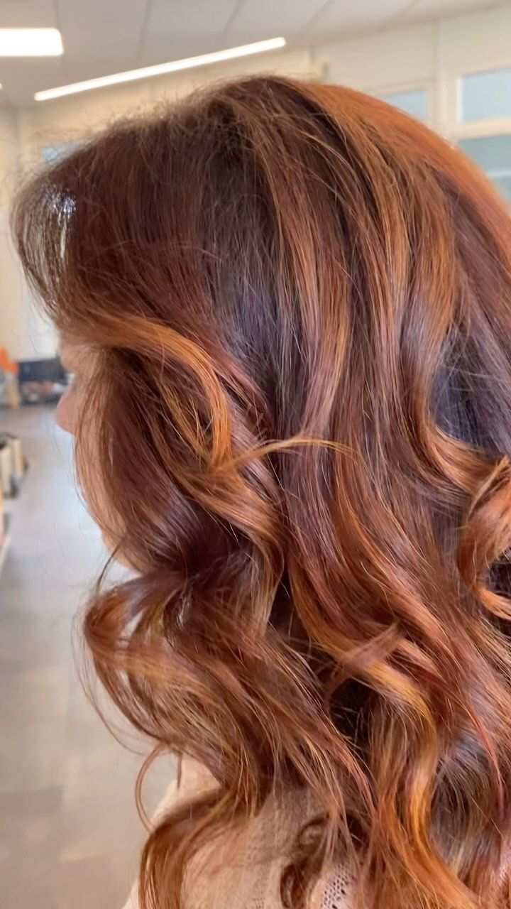 Un primo piano dei capelli di una donna in un salone.