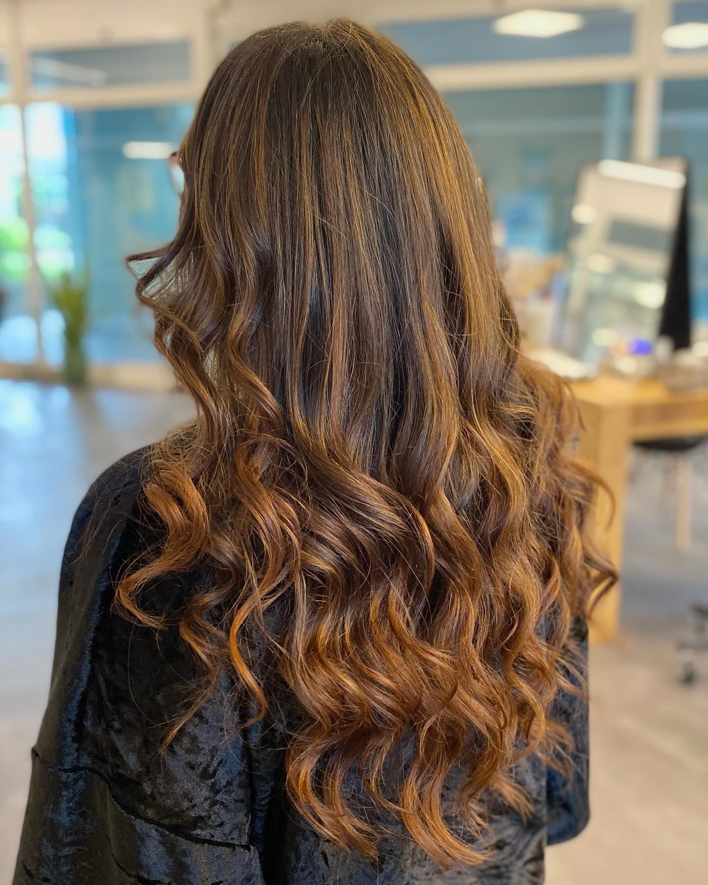 Una donna con lunghi capelli castani mossi