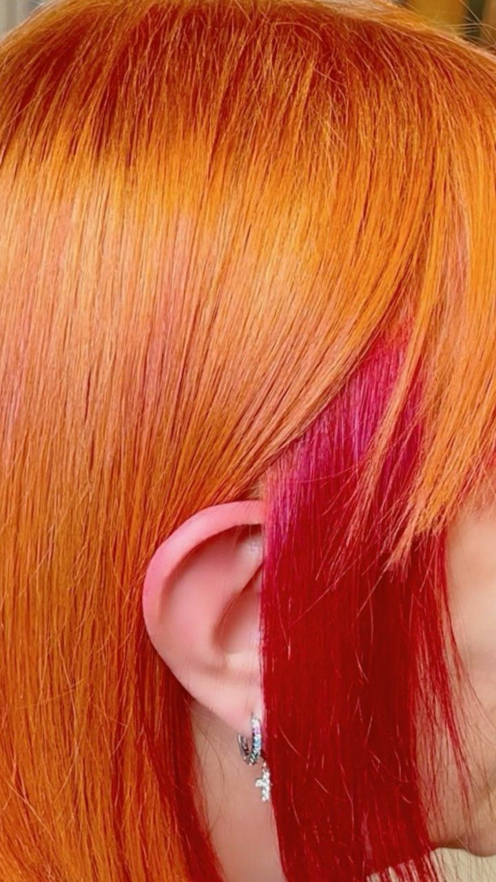 Un primo piano dei capelli di una donna con riflessi rossi.