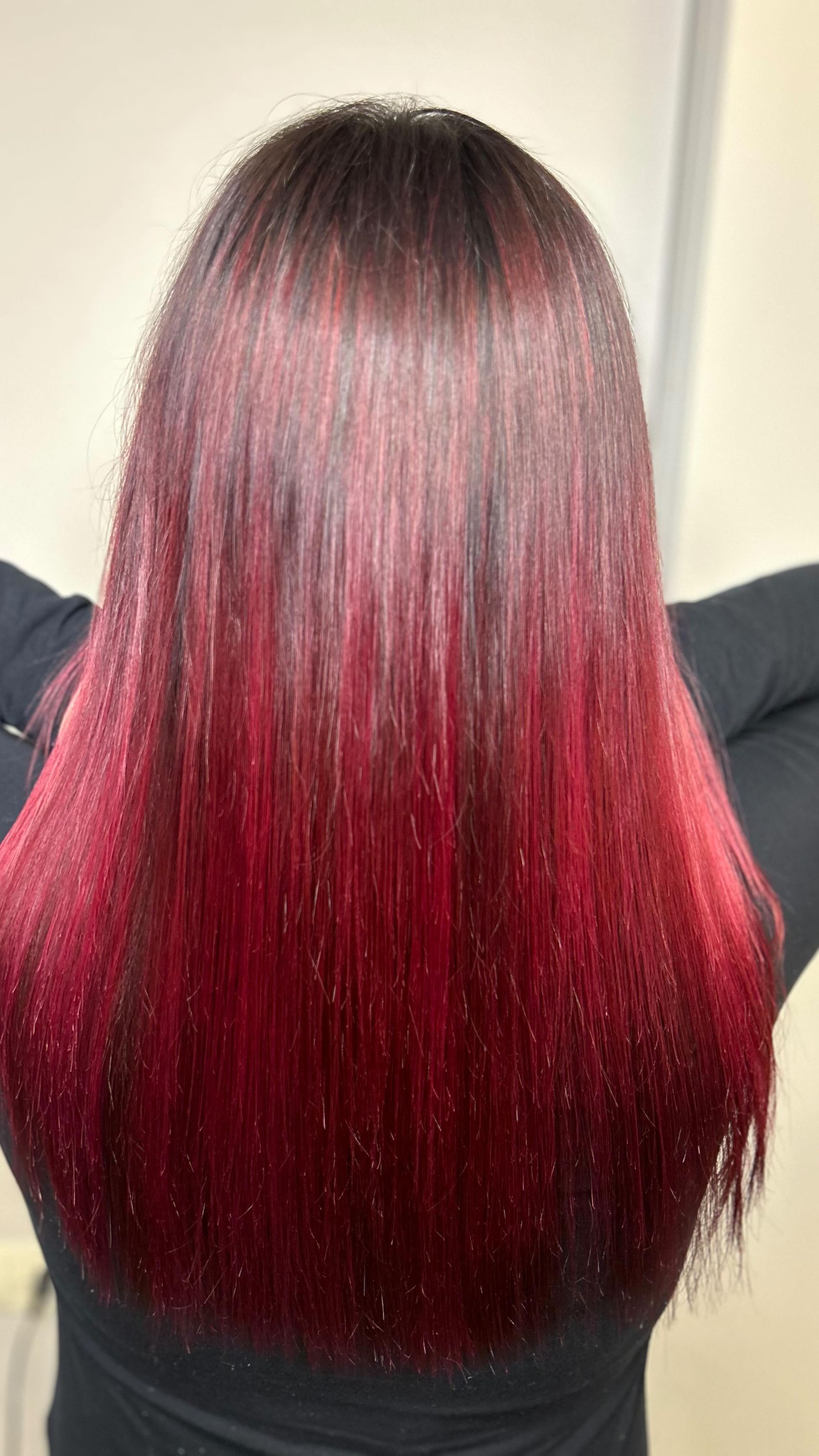 La parte posteriore della testa di una donna con i capelli rossi lunghi