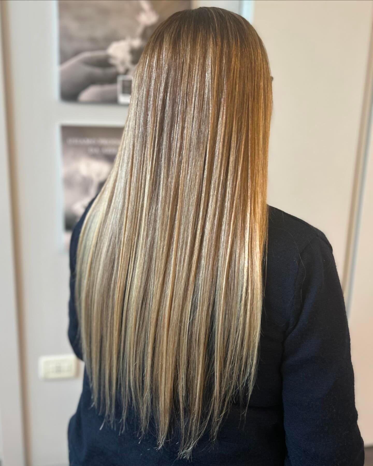 Una donna con lunghi capelli biondi