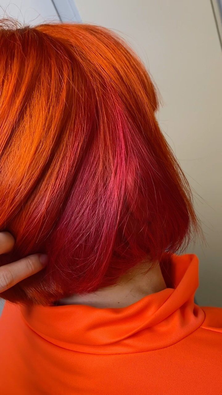 Una donna con i capelli rossi