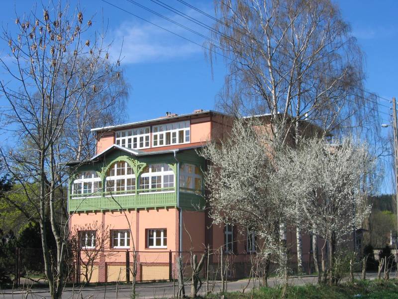 Gebäudeansicht des Seniorenheims Mieroszow in Polen