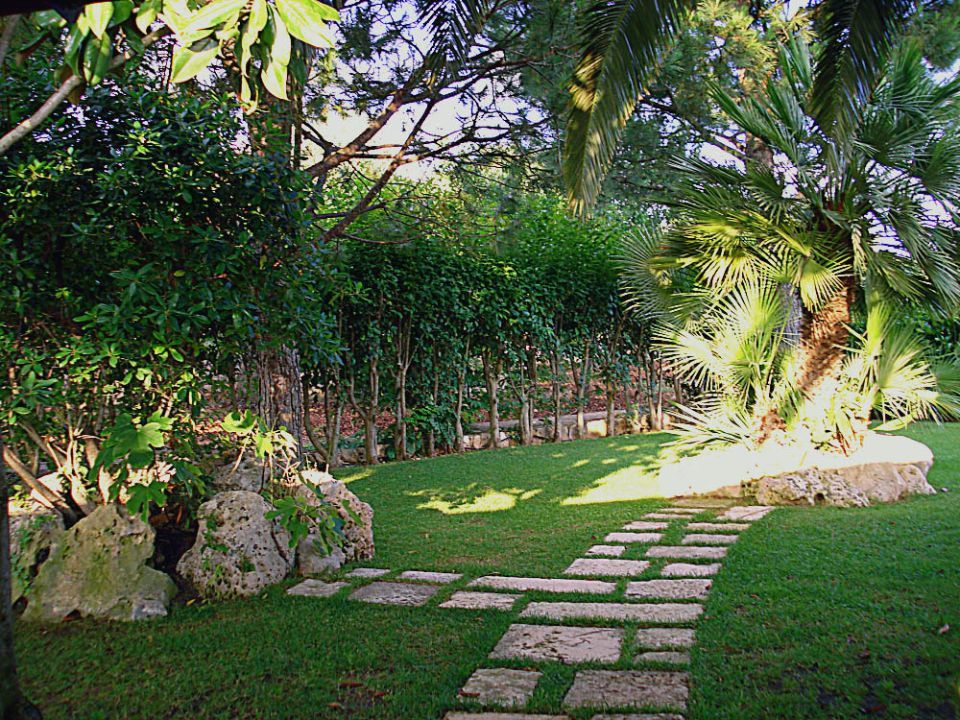 Giardino del ristorante con percorsi