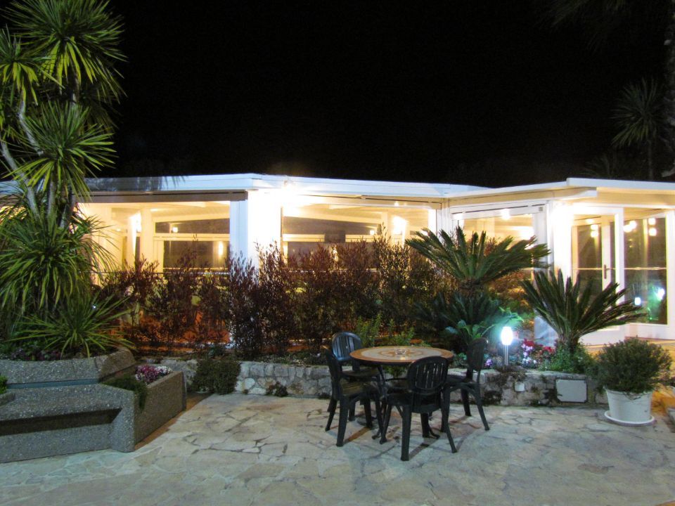 Tavoli nella veranda del ristorante