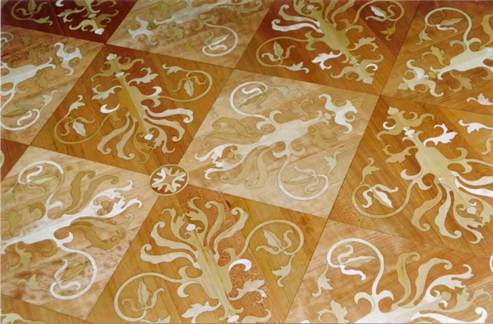 pavimento intarsio legno acero