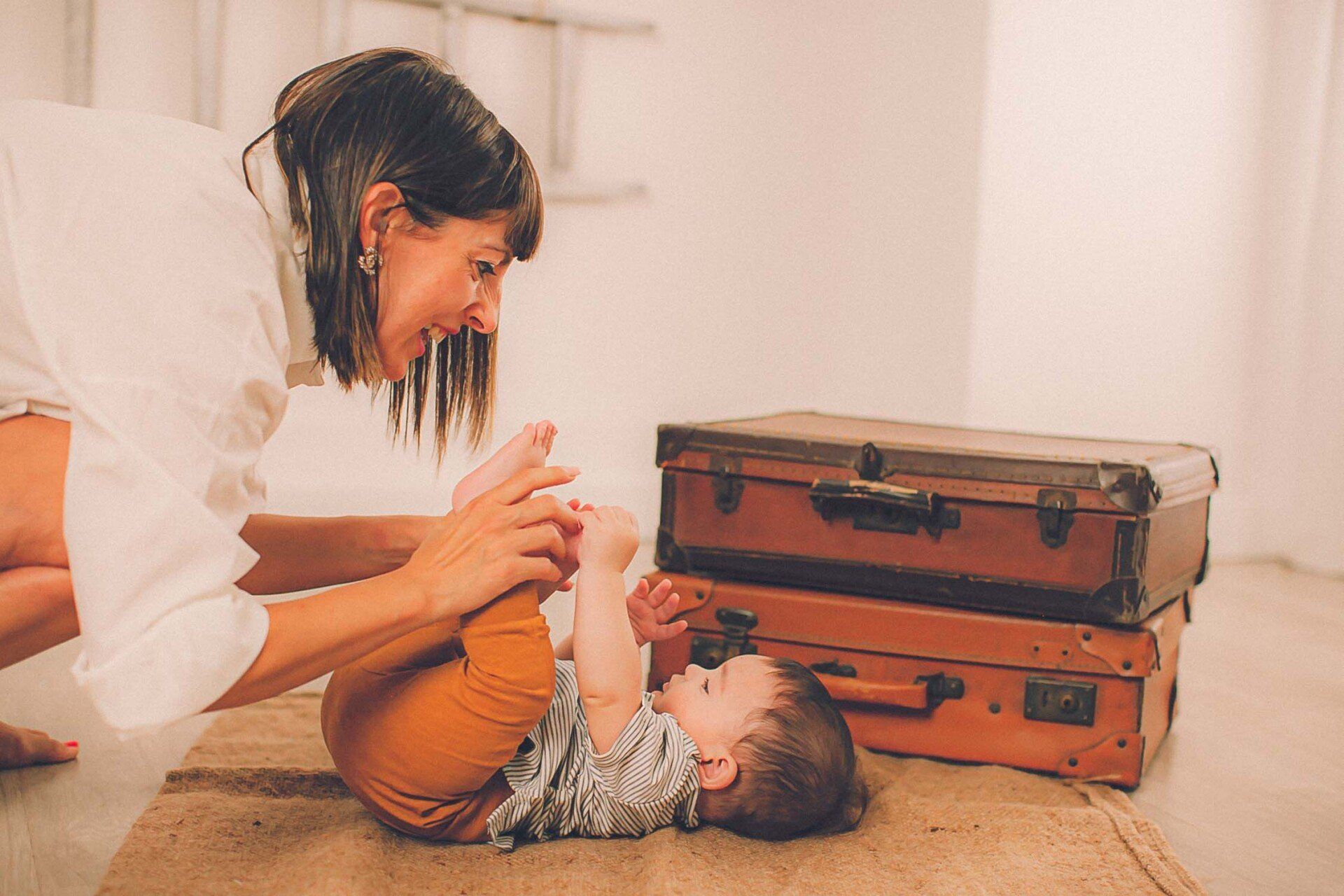 servizio fotografico bimbo che gioca con la mamma