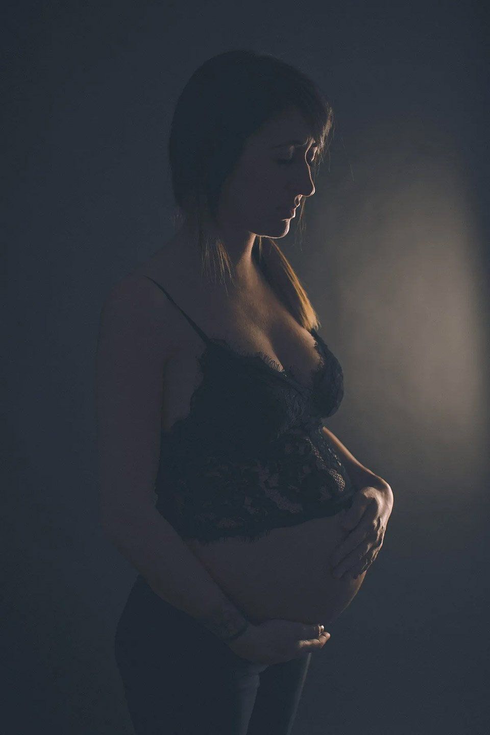 servizio fotografico di una donna in dolce attesa