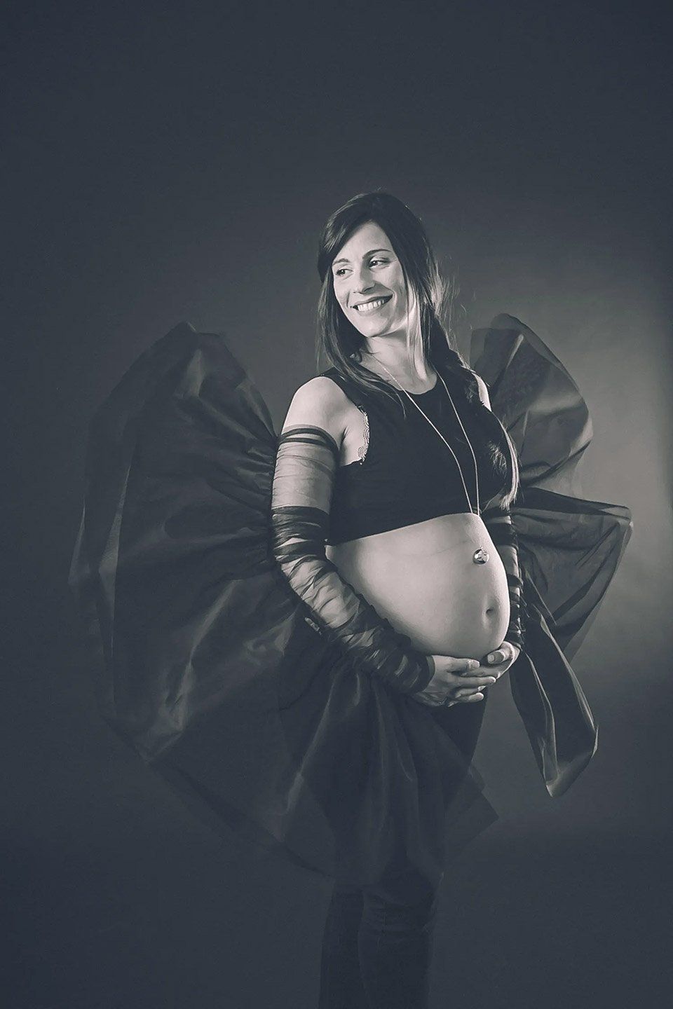 foto in bianco e nero donna in gravidanza