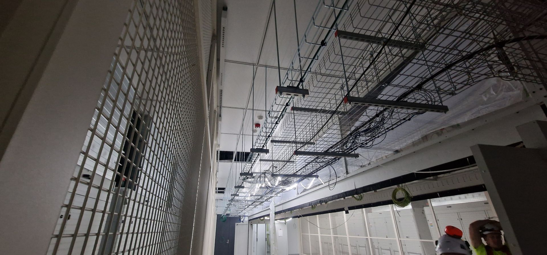 Et tak med mange ledninger hengende fra.