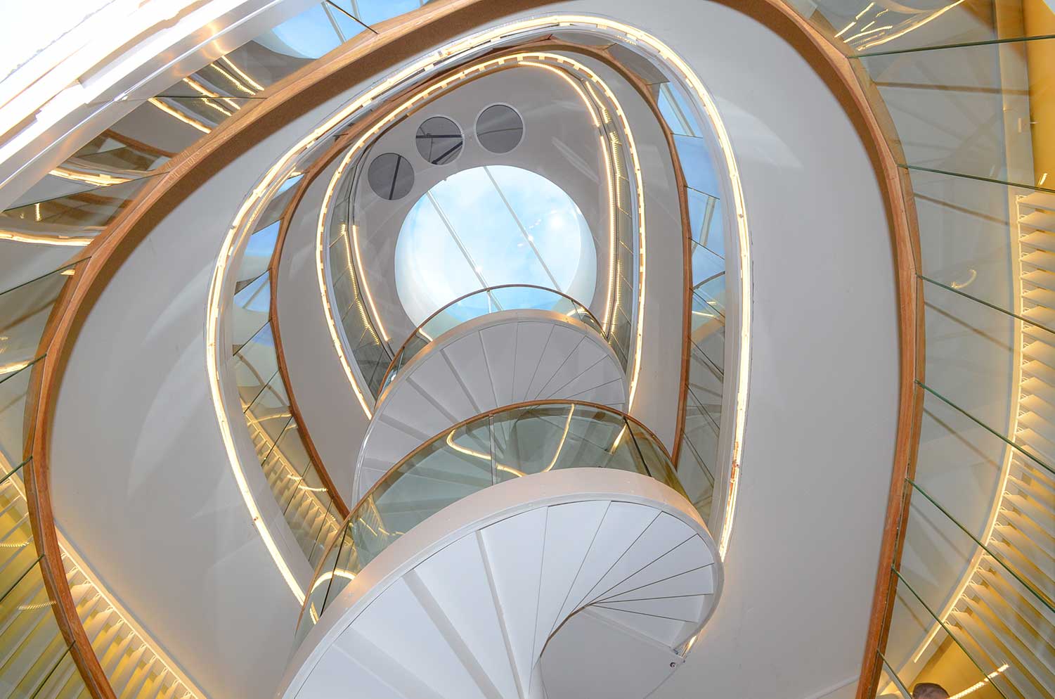 Ser opp på en spiraltrapp i en bygning