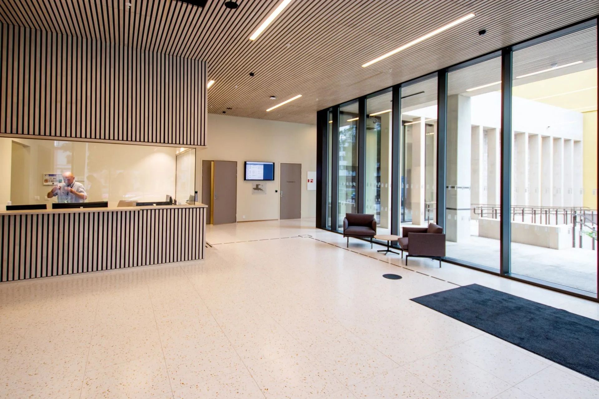 Viser trespiller i vegg og himling i inngangen til Dramen Tingrett