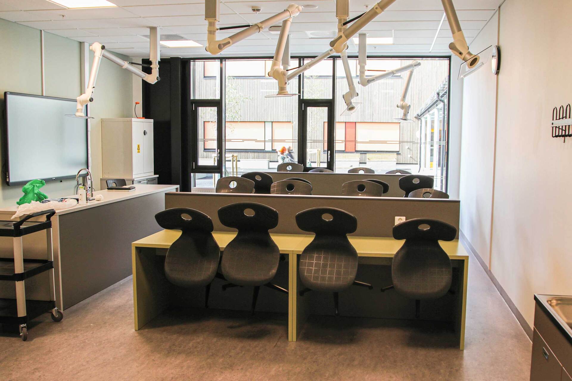 Et klasserom med mange stoler og bord.