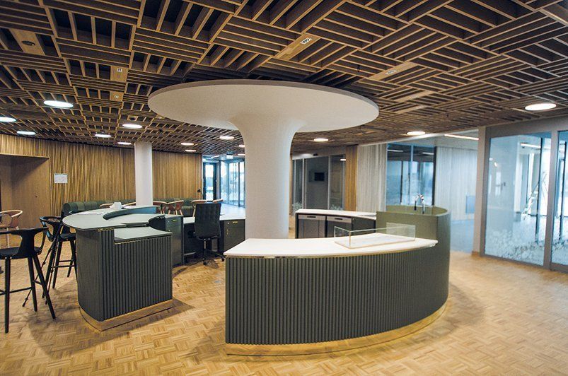 Et stort rom med et sirkulært bord i midten.