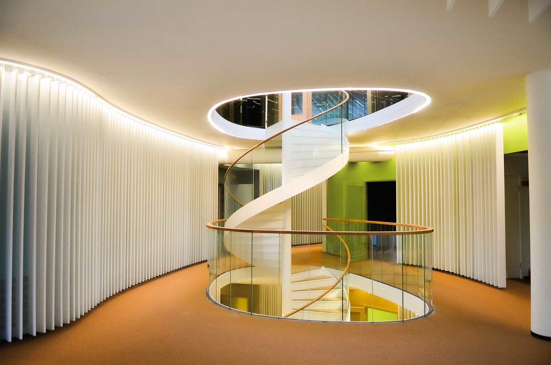 En spiraltrapp i en bygning med glassrekkverk