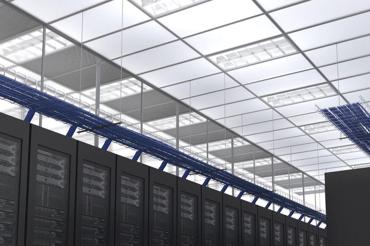 En rad med servere i et datasenter med klart tak