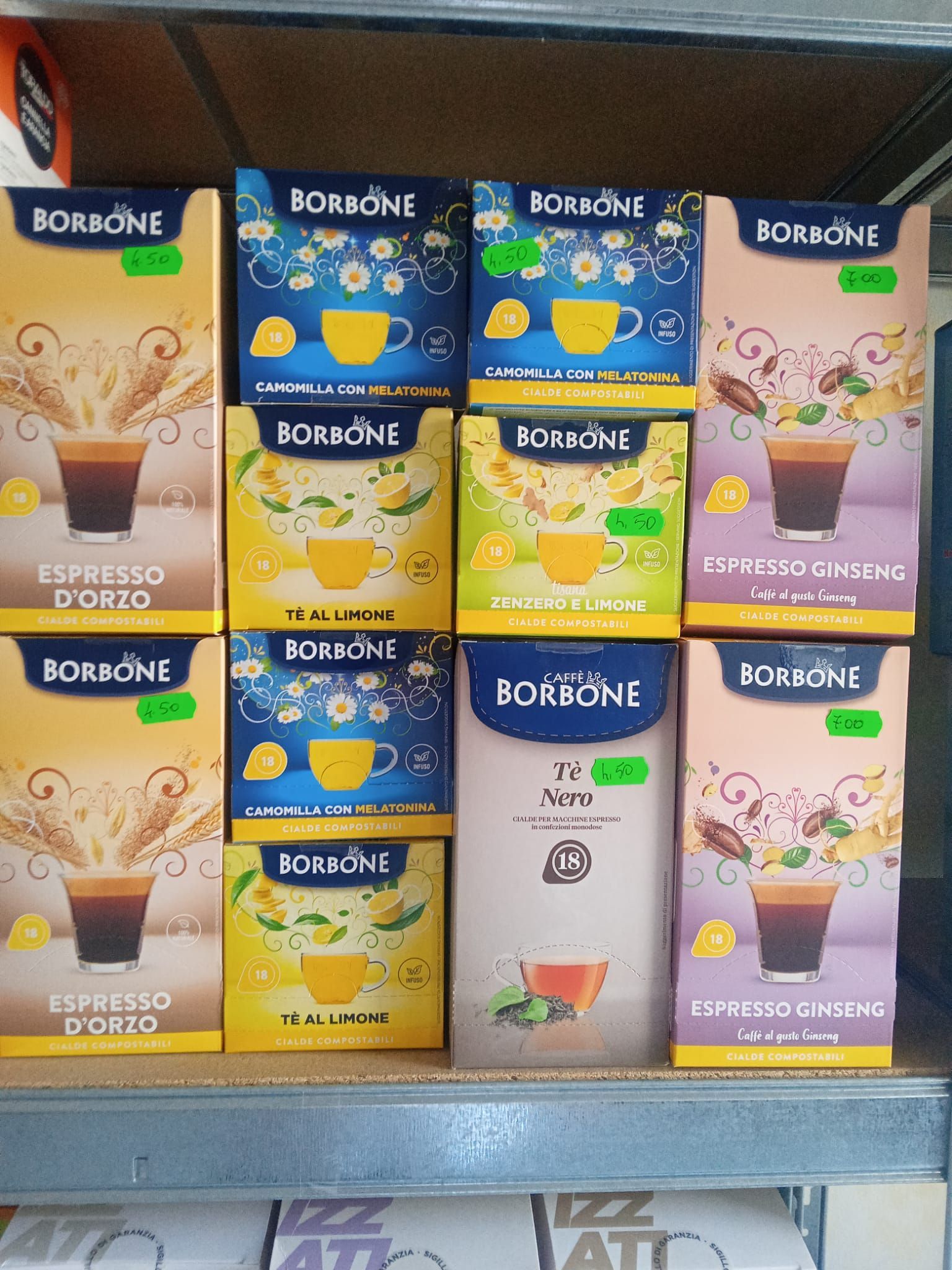 un scaffale pieno di diverse varietà di borbone