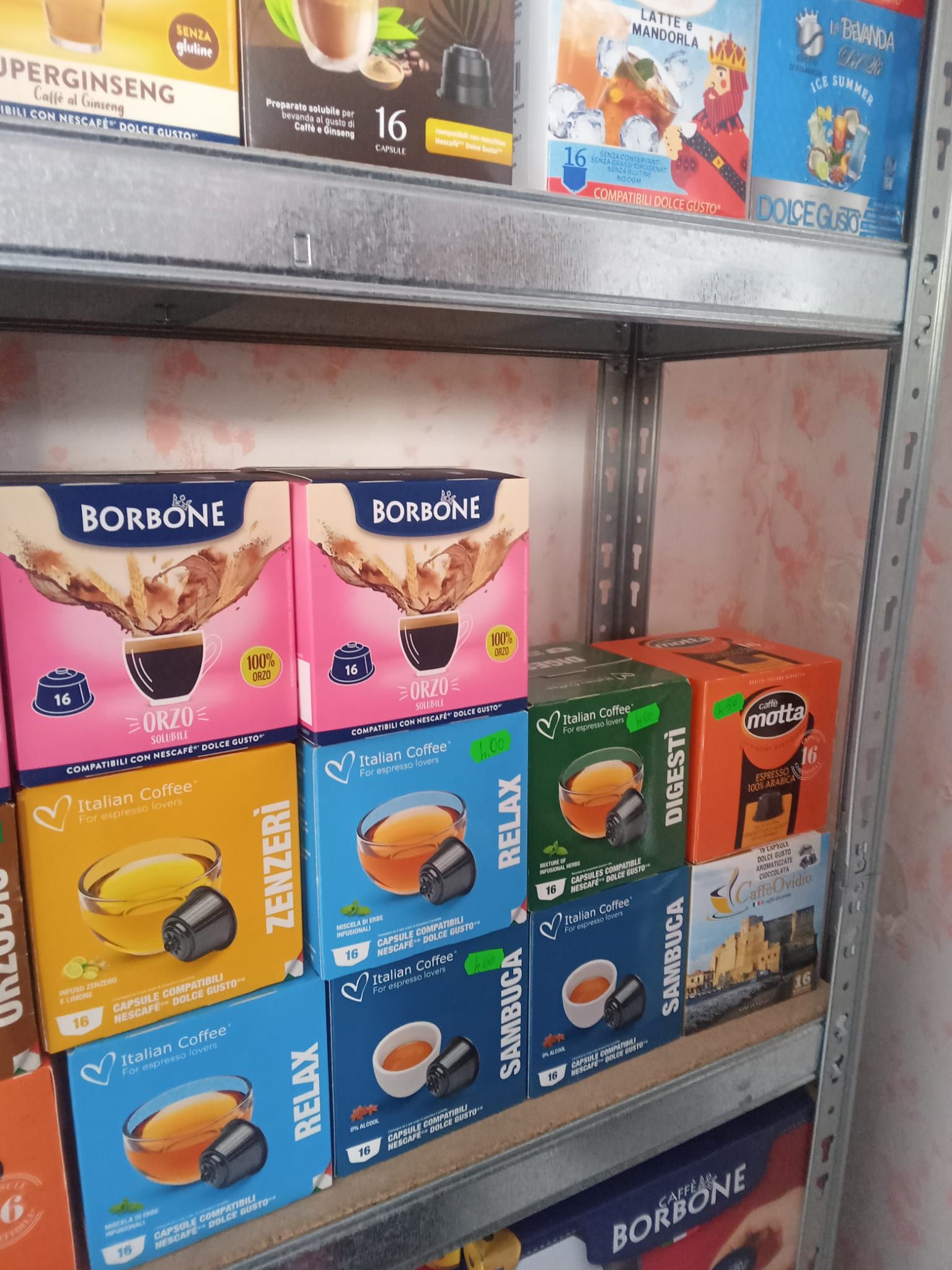 un scaffale pieno di capsule di caffè borbone