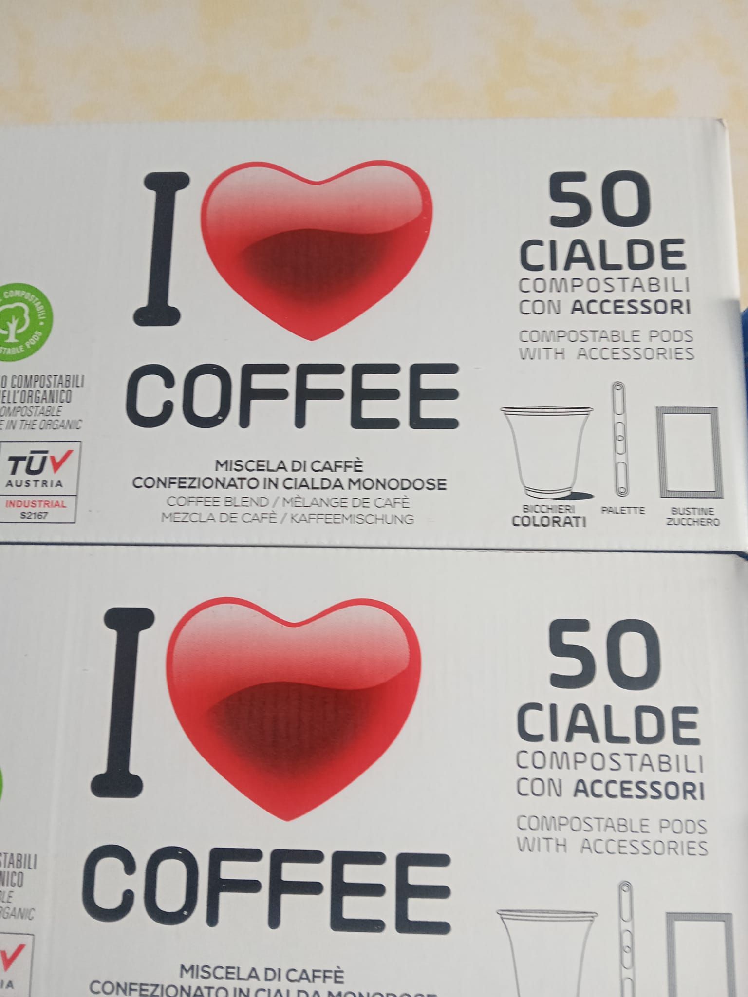 una scatola di 50 cialde compostabili con accessori