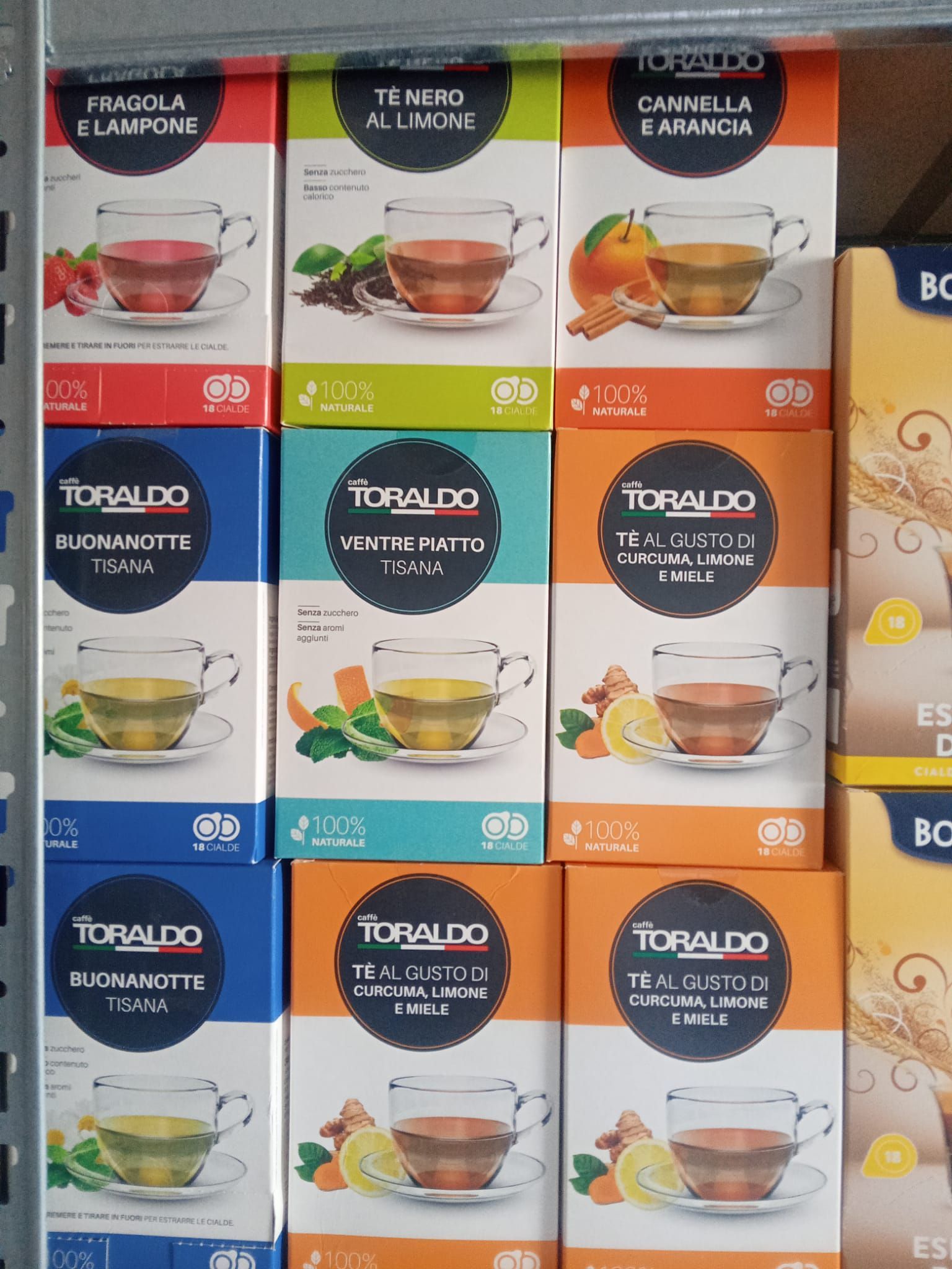 un scaffale pieno di scatole di tisane toraldo