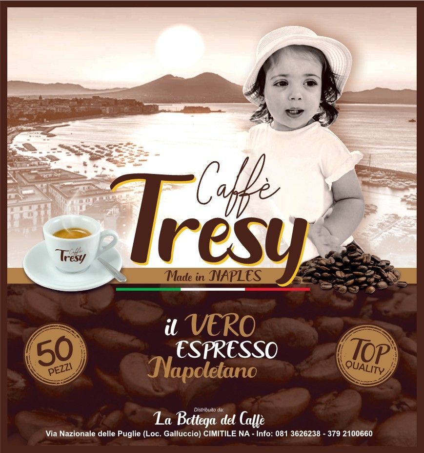 un bambino in piedi accanto a una tazza di caffè presso la bottega del caffè