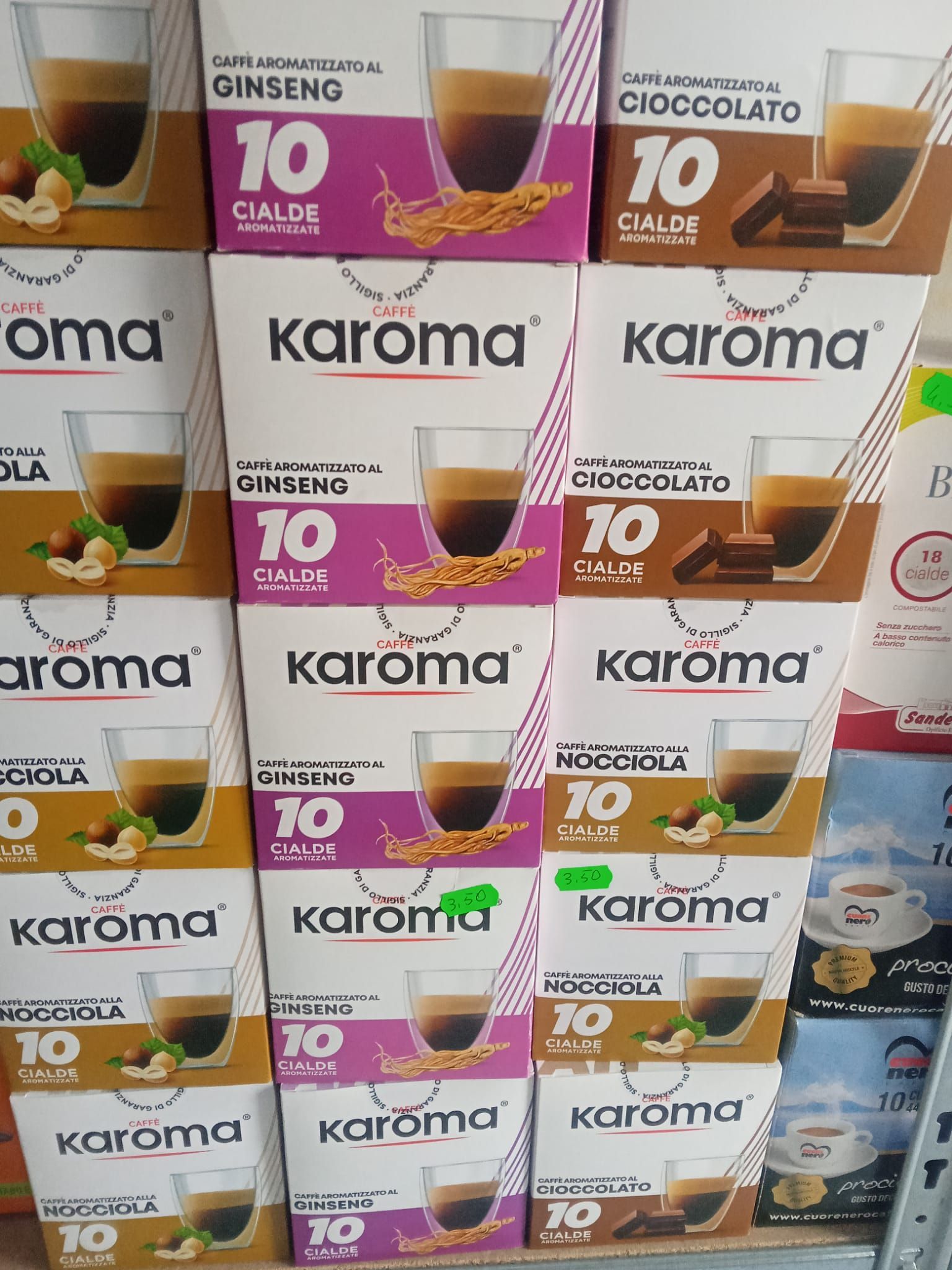 diverse scatole di caffè aromatizzato al ginseng e al cioccolato