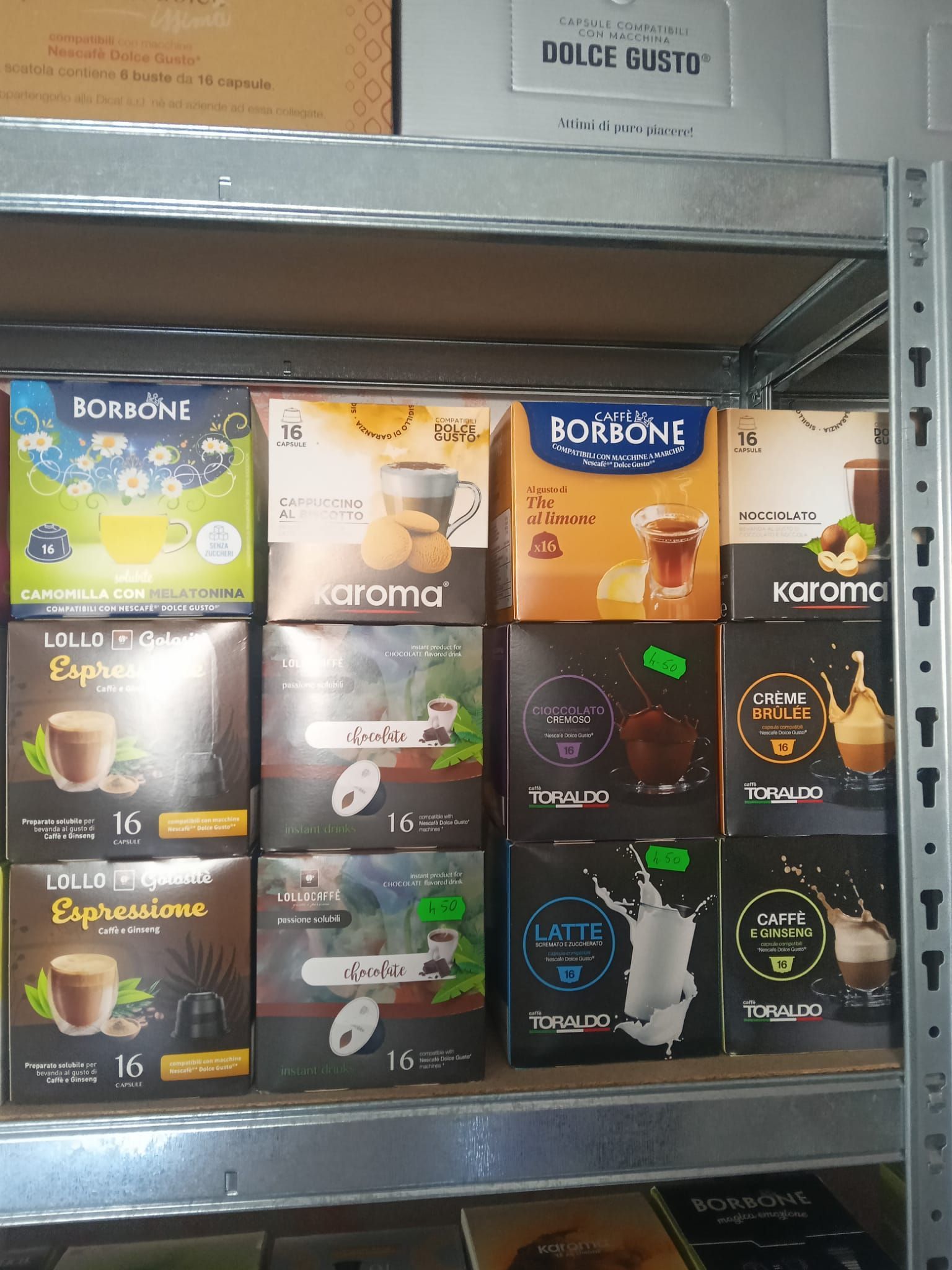 un scaffale pieno di diverse scatole di capsule di caffè