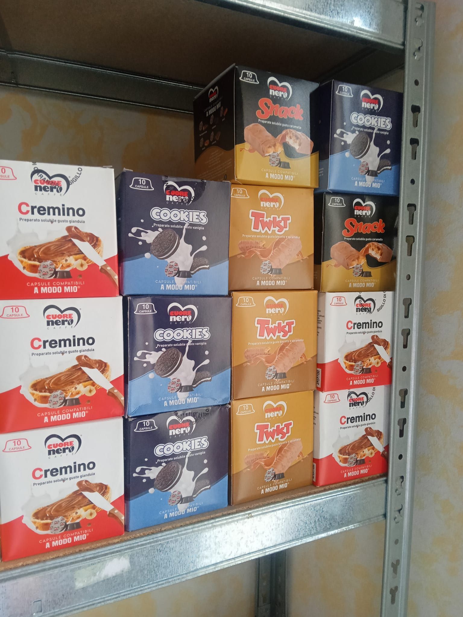 un scaffale pieno di scatole cialde al gusto di cremino e twix