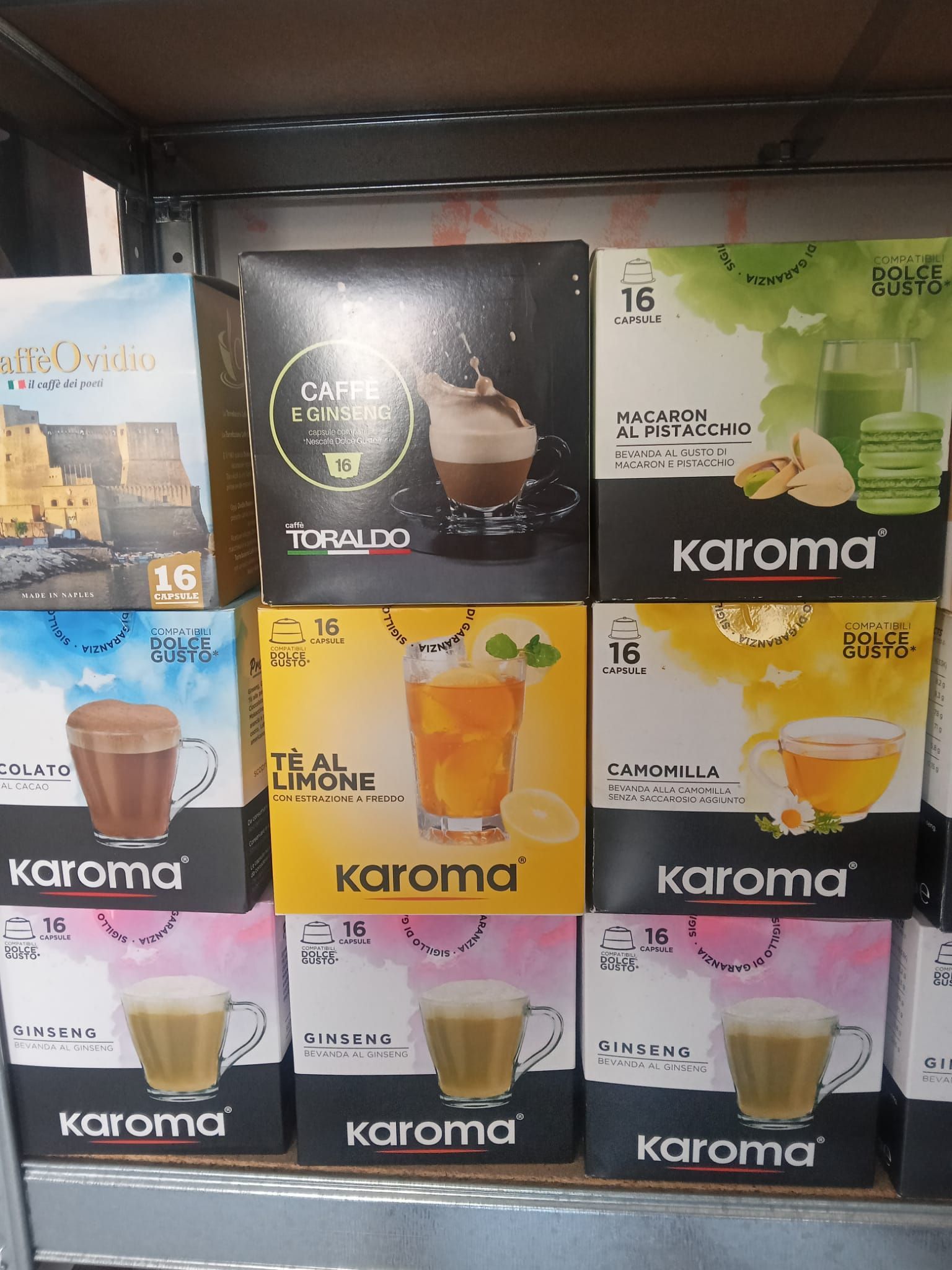 un scaffale pieno di diverse scatole di karoma