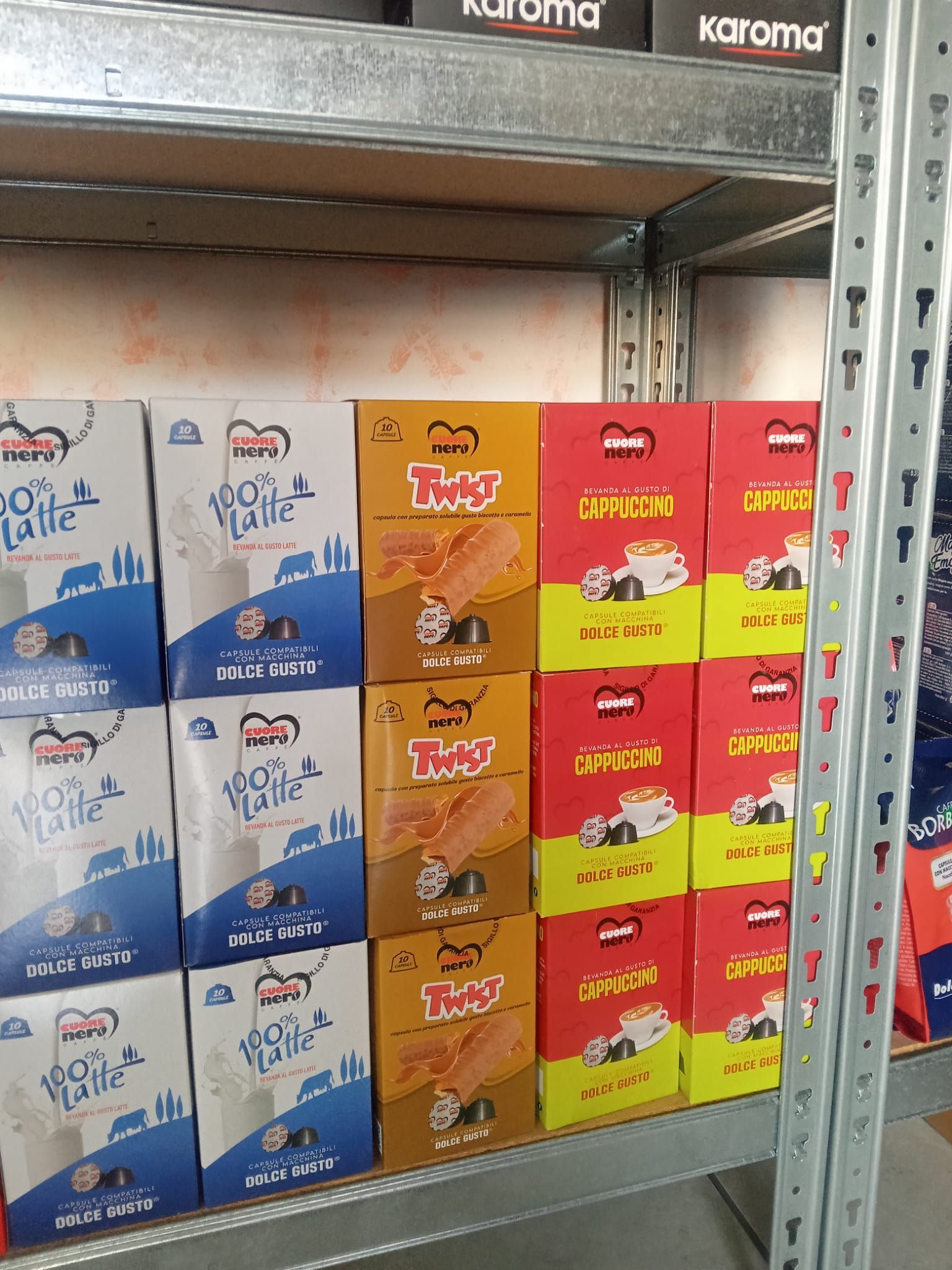 un scaffale pieno di scatole di dolce gusto